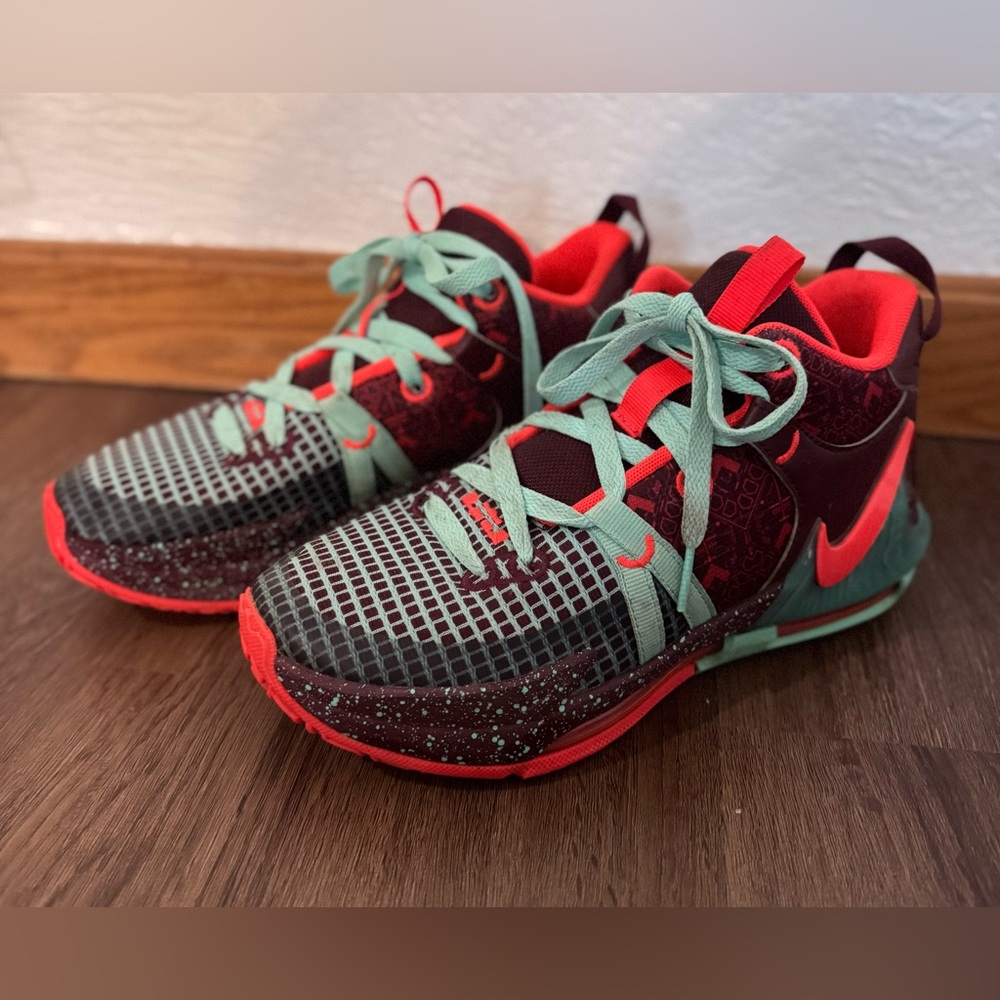 Nike LeBron Witness 7 SE, Night Maroon/Bright Crimson/Emerald Rise